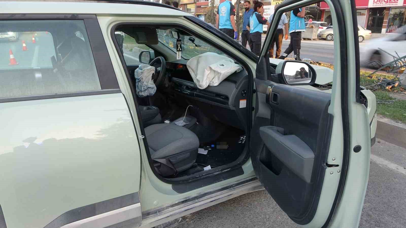 Malatya’da kontrolden çıkan araç refüje çarptı: 3 yaralı 