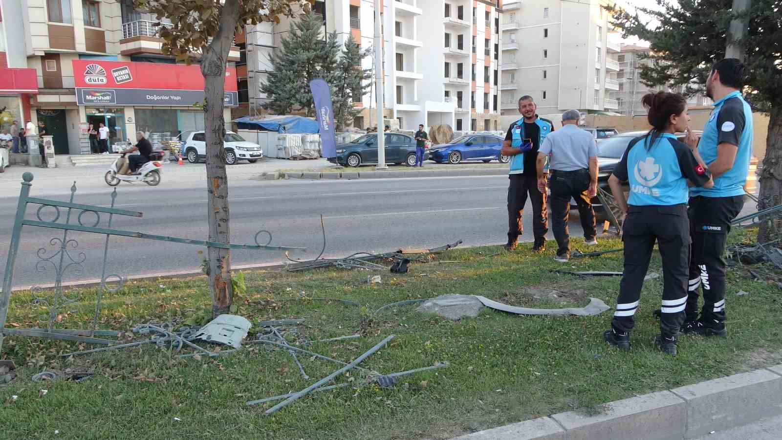 Malatya’da kontrolden çıkan araç refüje çarptı: 3 yaralı 