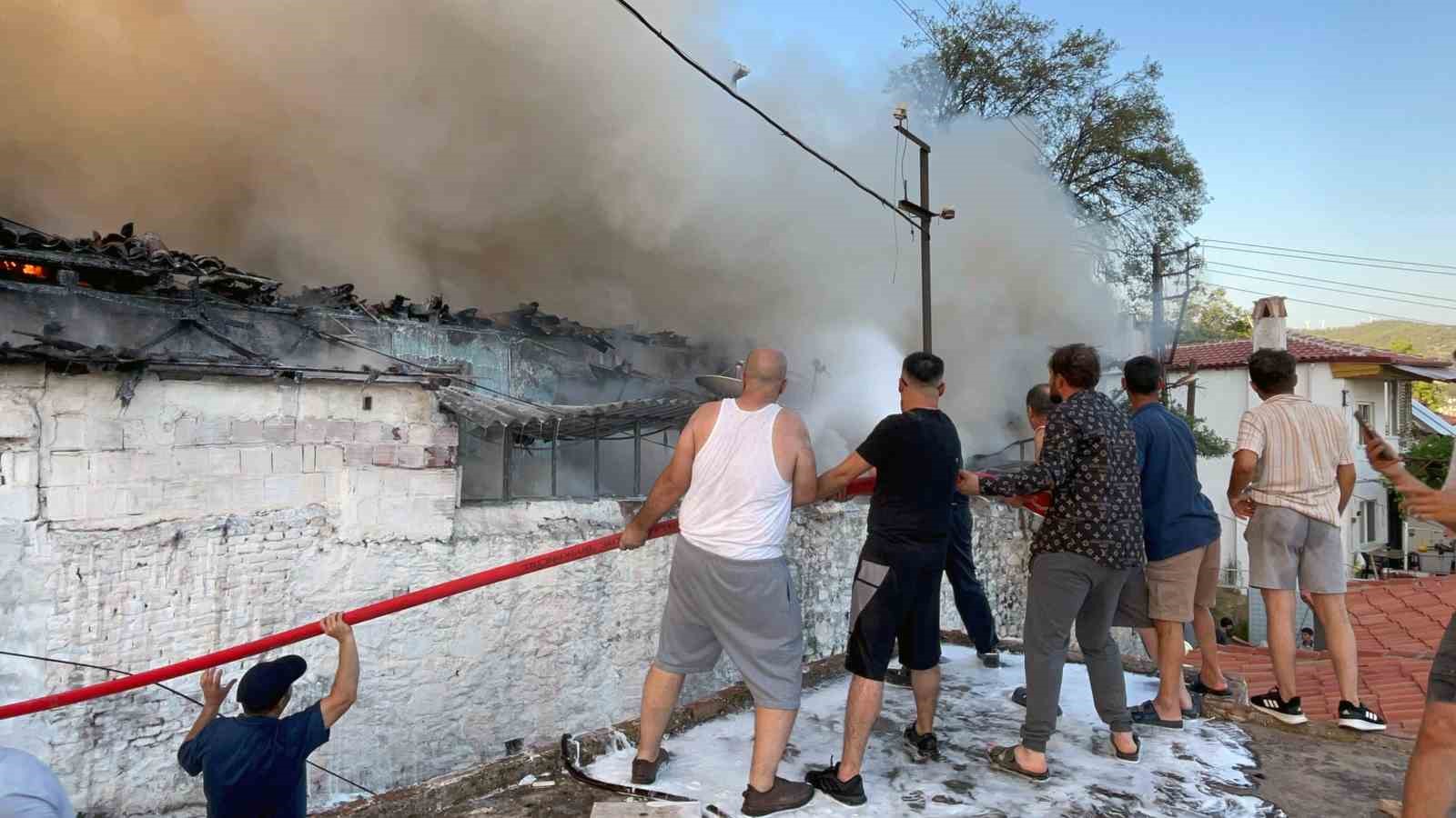 Mahalle sakinlerinden alevlere karşı insan zinciri 