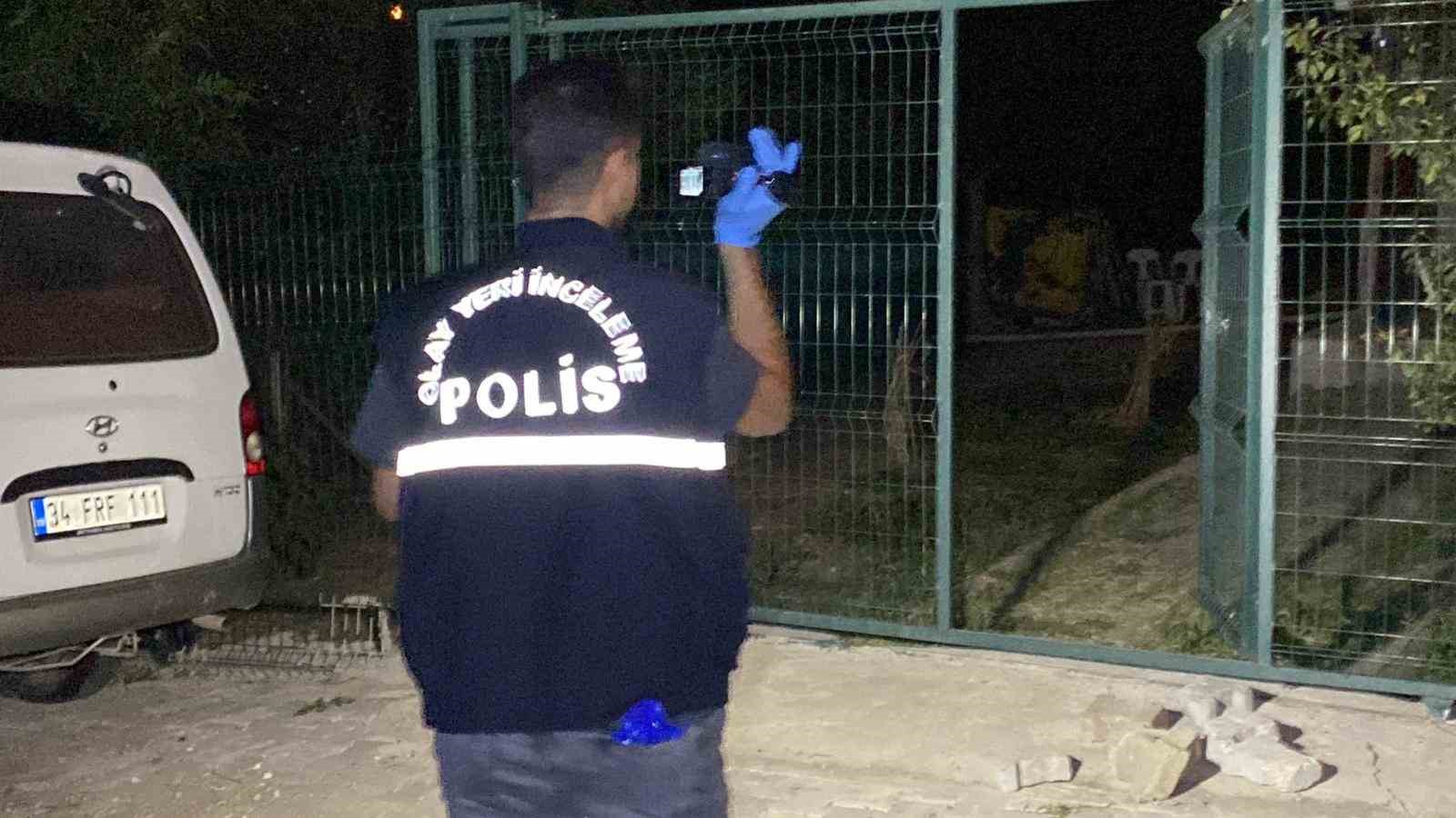 Üvey oğlunu göğsünden bıçakladı 