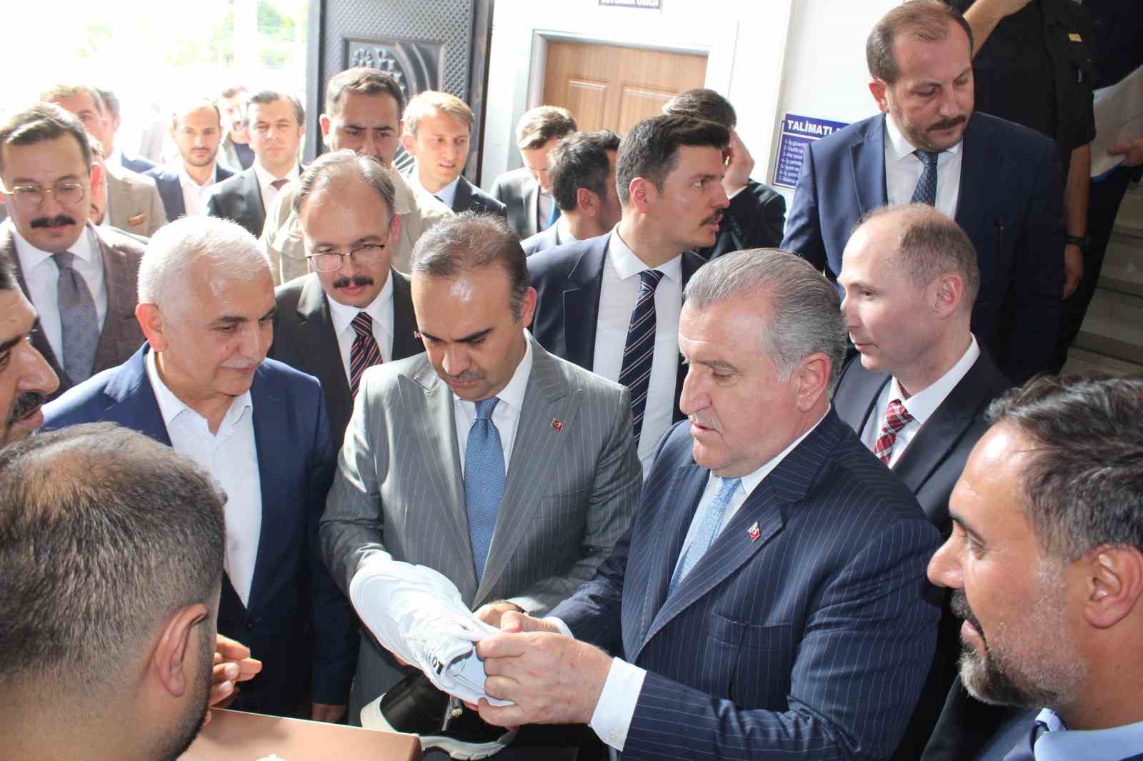 Bakan Kacır ve Bak, Siirt’te ’Çalışan ve Üreten Gençler Programı’na katıldı 