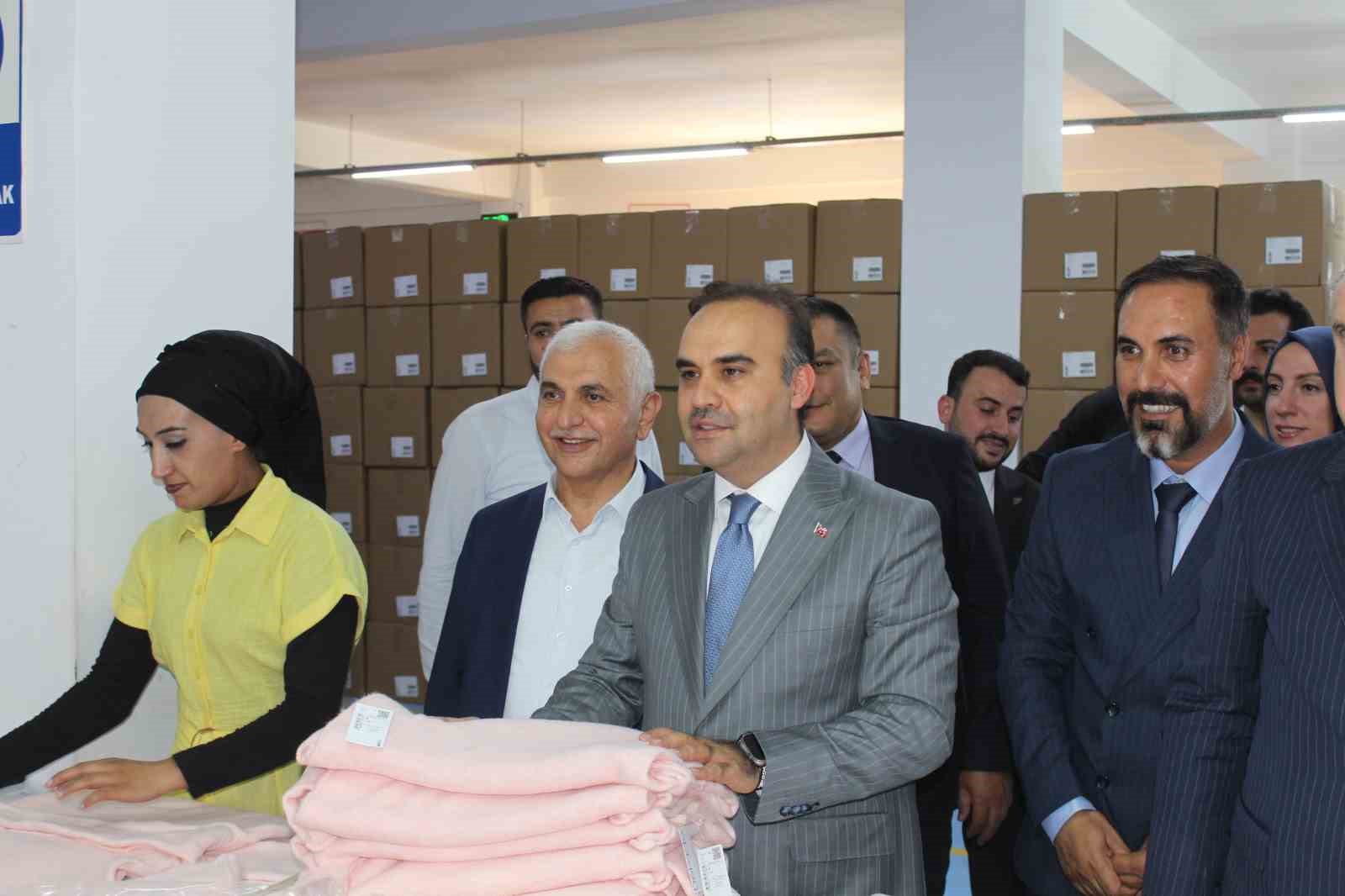 Bakan Kacır ve Bak, Siirt’te ’Çalışan ve Üreten Gençler Programı’na katıldı 