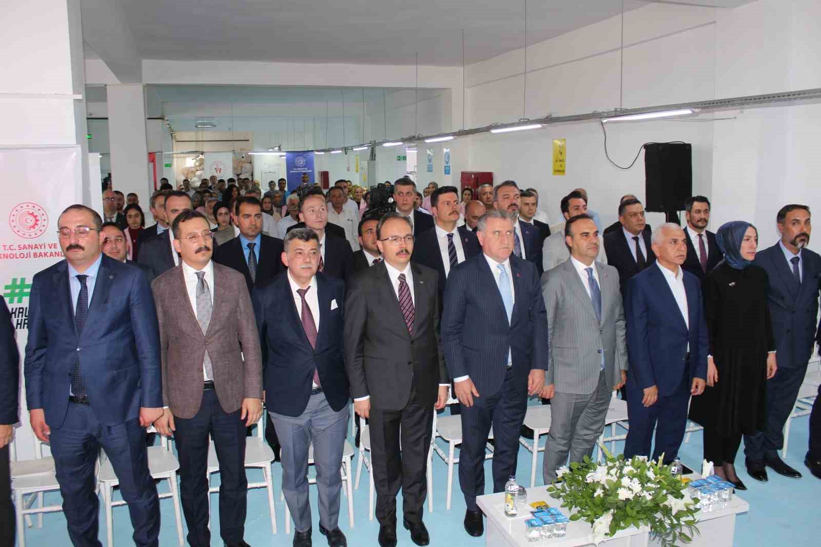 Bakan Kacır ve Bak, Siirt’te ’Çalışan ve Üreten Gençler Programı’na katıldı 