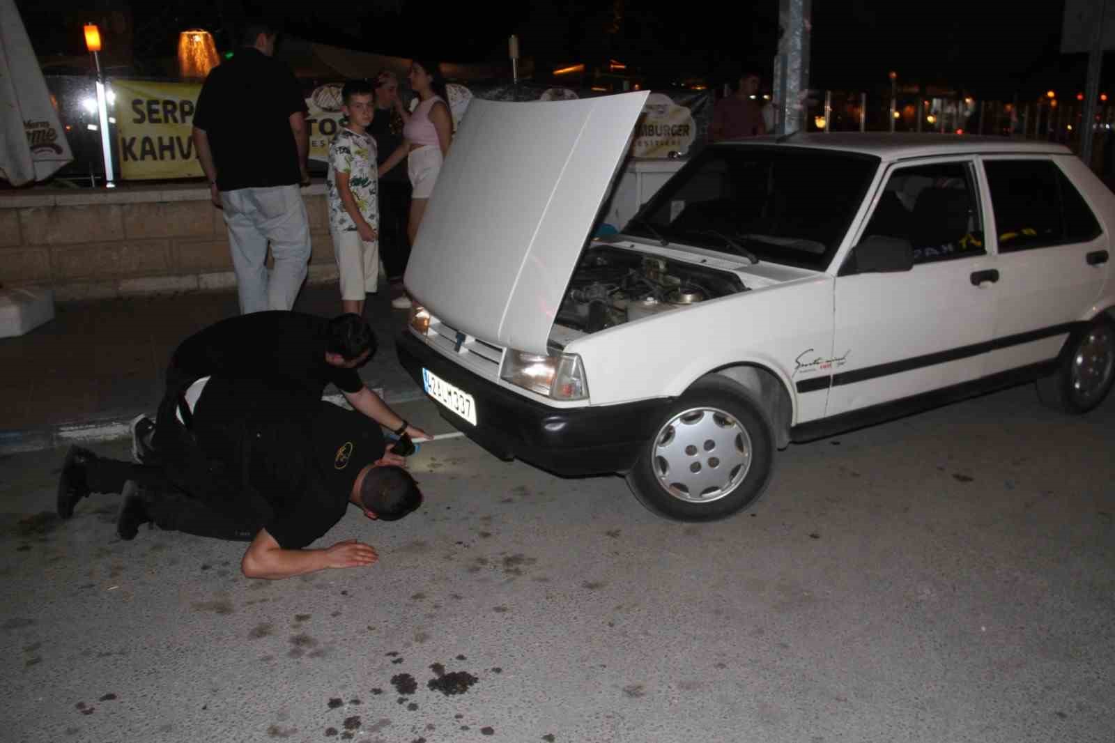 Konya’da otomobilin jantına girerek sıkışan yılanı itfaiye çıkardı 