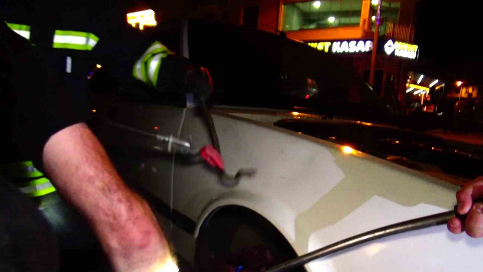 Konya’da otomobilin jantına girerek sıkışan yılanı itfaiye çıkardı 