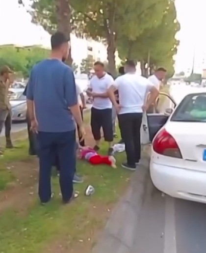 Babalarıyla yolun karşısına geçen çocuklara otomobil çarptı: O anlar kamerada 