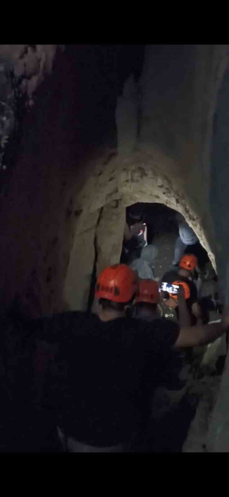 5 metre yükseklikten mağaraya düşen genç kurtarıldı 