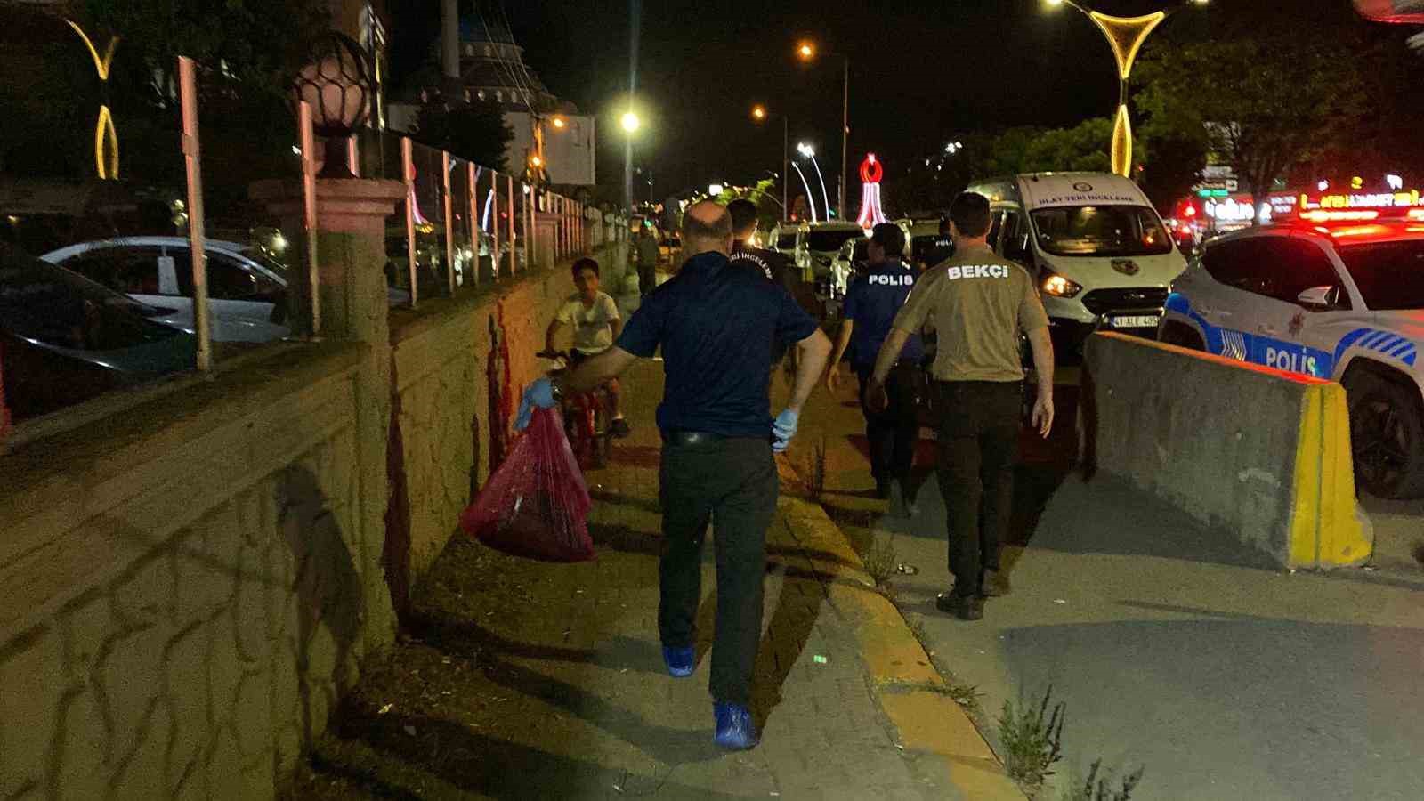 İlçe Emniyet Müdürlüğü önünde silahlı kavga: 2 yaralı 