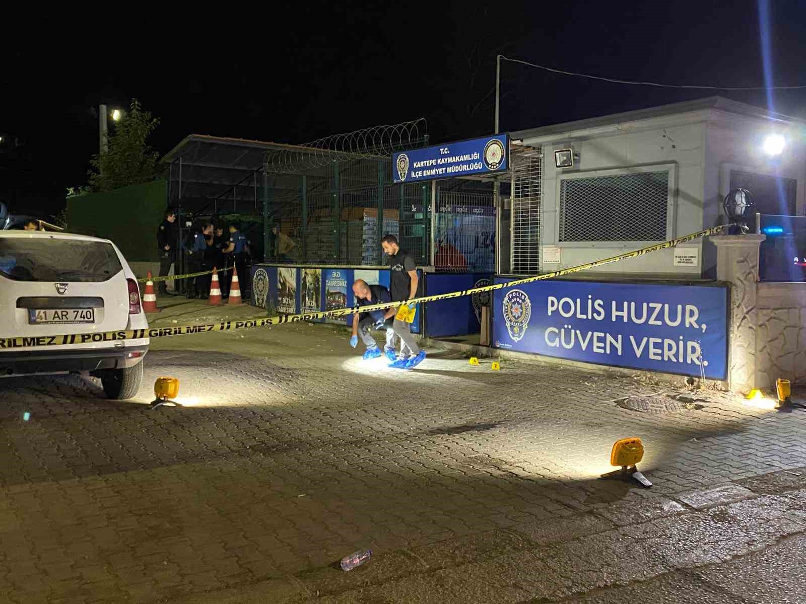 İlçe Emniyet Müdürlüğü önünde silahlı kavga: 2 yaralı 
