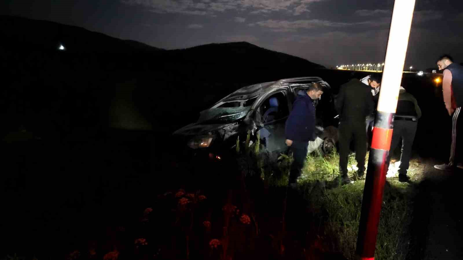 Sarıkamış’ta kontrolden çıkan araç şarampole devrildi: 4 yaralı 