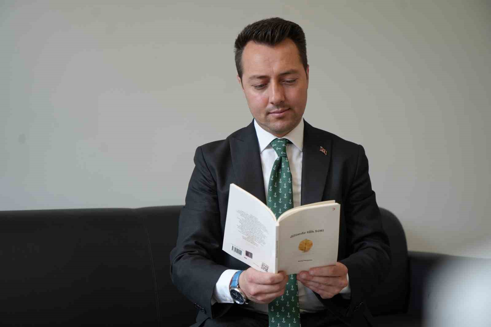 Bayburt tapu müdürü hem okuyor hem yazıyor: Genç müdür 8 üniversite bitirdi 9 şiir kitabı yazdı 