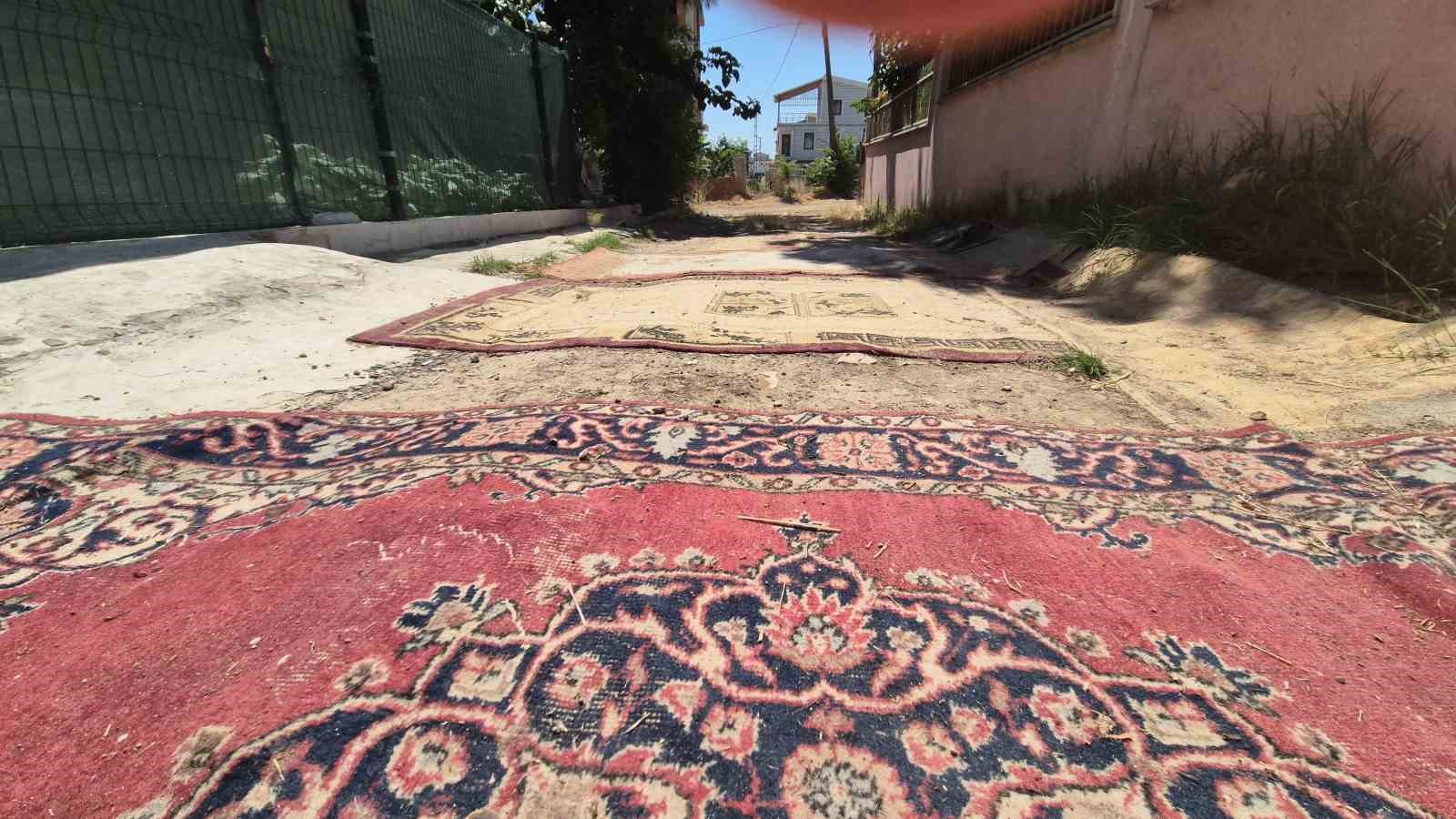 Tekirdağ’da belediye yol yapmayınca vatandaş sokağa halı serdi 
