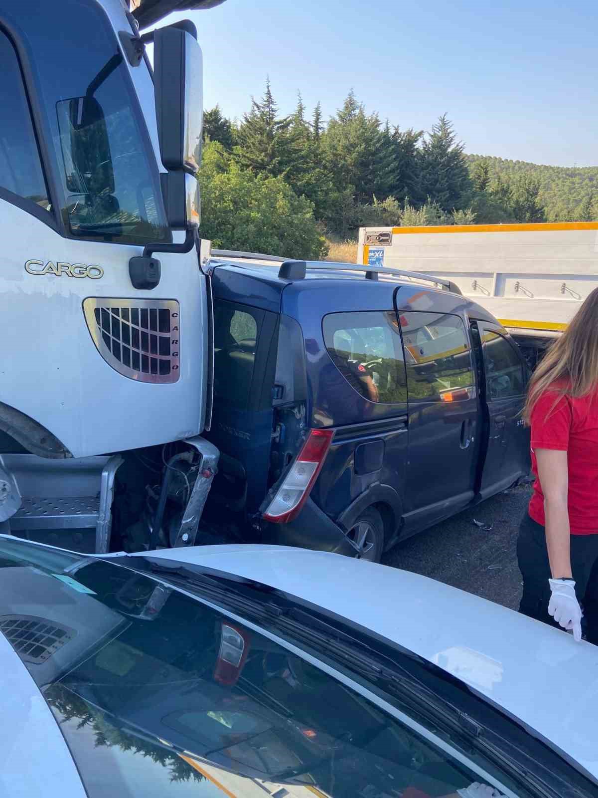 Balıkesir-Bursa Karayolu’nda zincirleme kaza: 6 araç birbirine girdi 