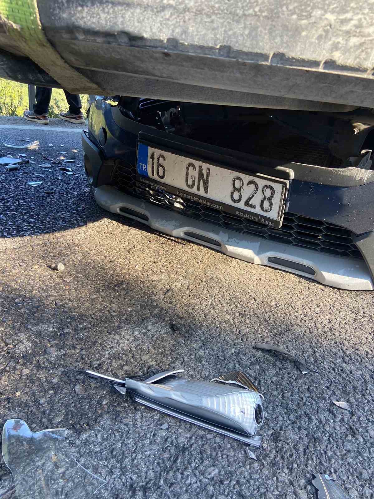Balıkesir-Bursa Karayolu’nda zincirleme kaza: 6 araç birbirine girdi 