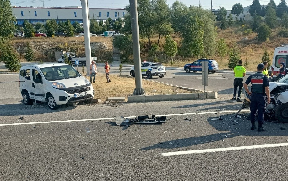 Tavşanlı’da hafif ticari araçlar çarpıştı: 4 yaralı 