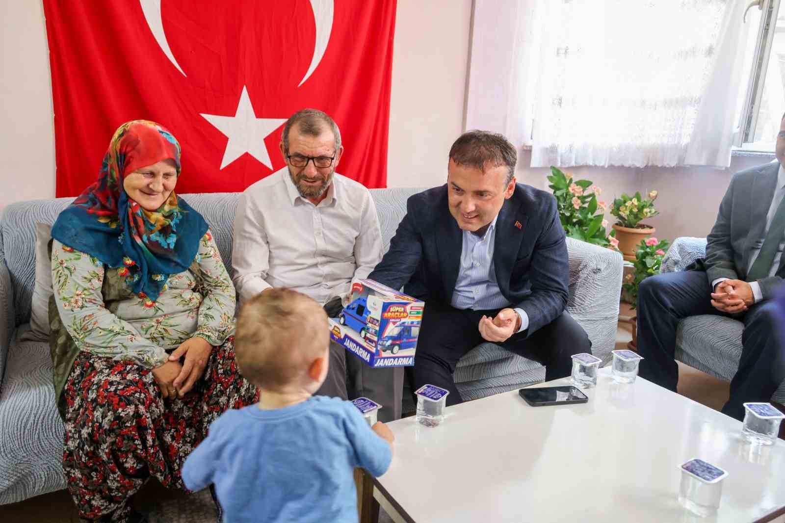 Vali Sözer şehit Osman Er’in ailesini ziyaret etti 