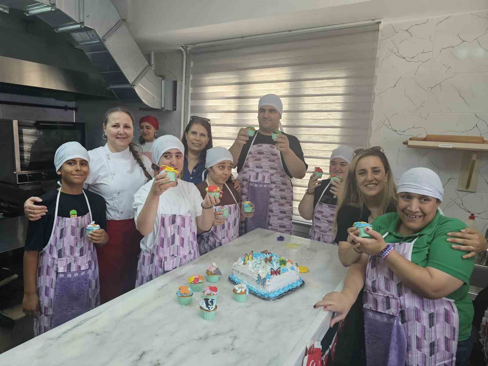 Bornova Halk Eğitim Merkezi’nde pasta atölyesi buluşması 