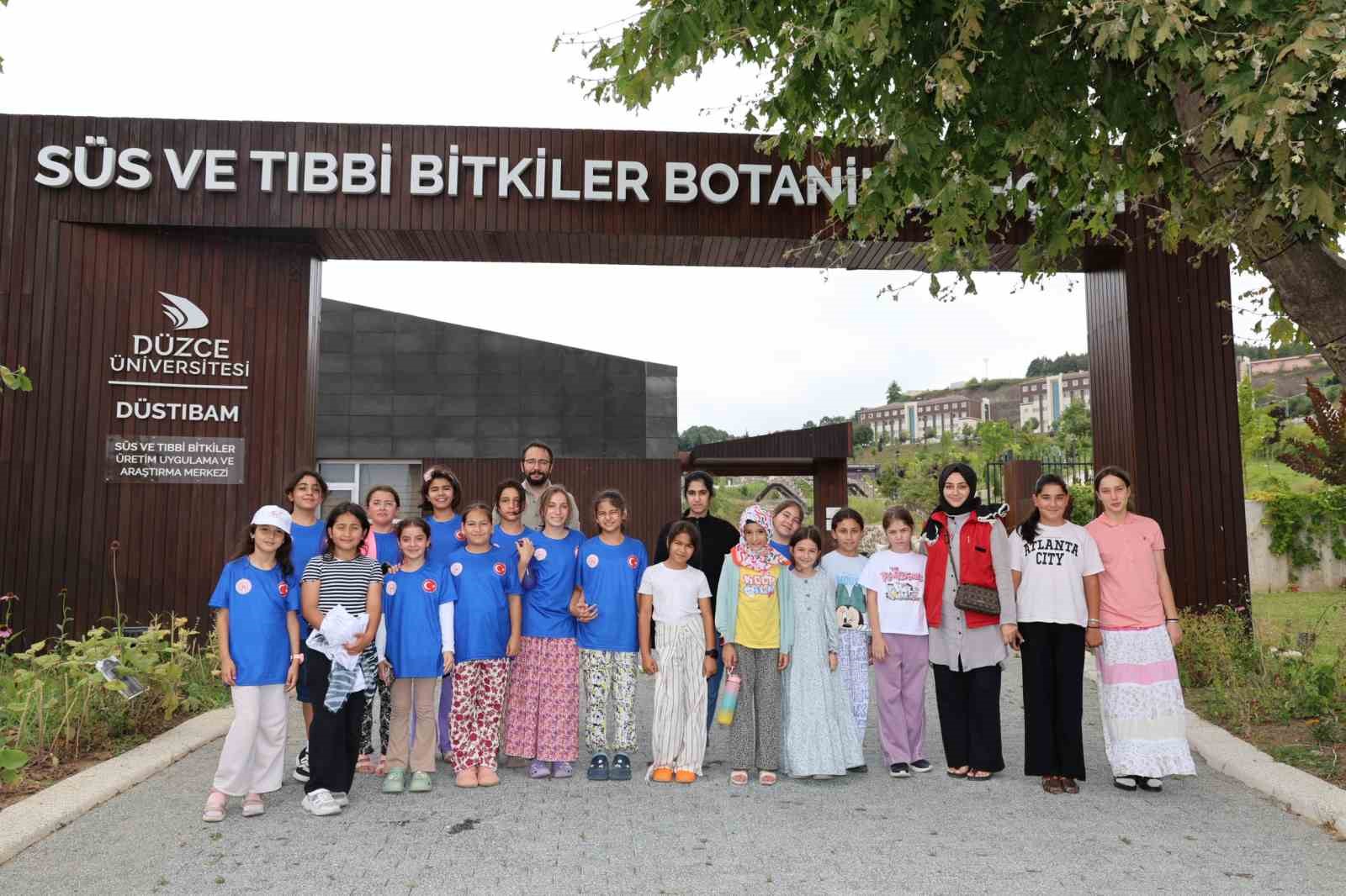 Botanik bahçesi öğrencilerin ilgisini çekti 