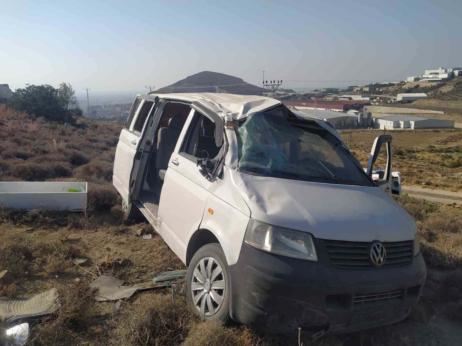 Hatay’da şarampole devrilen minibüsün sürücüsü yaralandı 