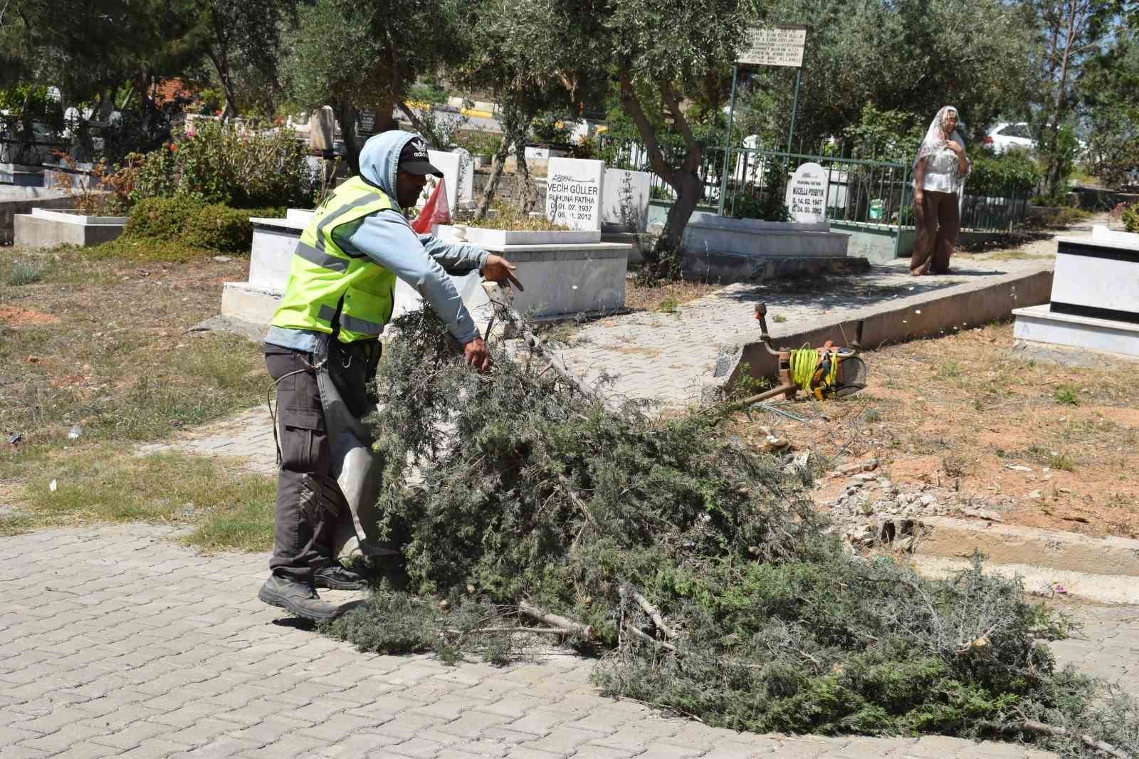 HBB, mezarlıklarda bakım ve onarım çalışmalarını sürdürüyor 