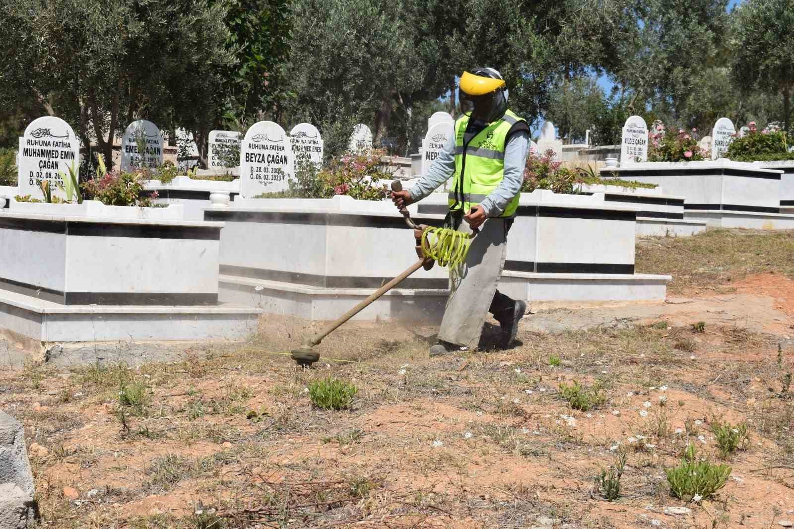 HBB, mezarlıklarda bakım ve onarım çalışmalarını sürdürüyor 