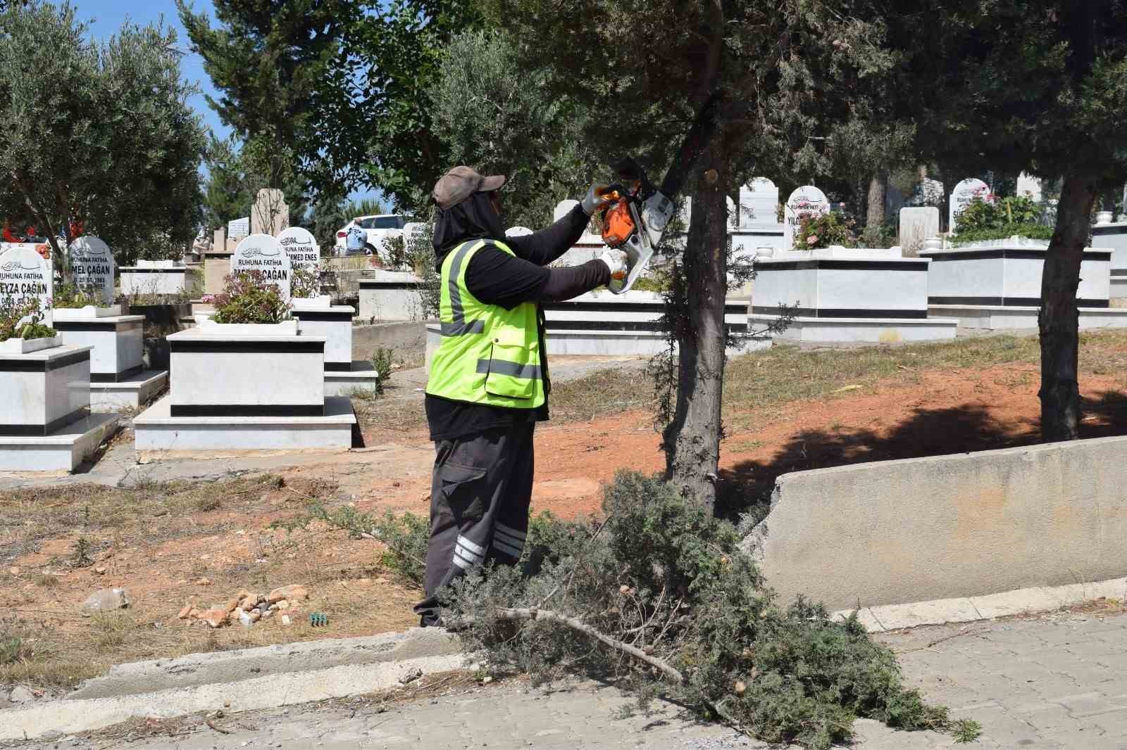 HBB, mezarlıklarda bakım ve onarım çalışmalarını sürdürüyor 