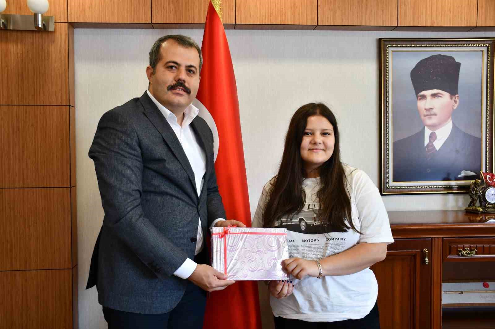 Vezirköprü’nün gururu: Asya Deniz Karakuş, LGS’de Türkiye birincisi oldu 