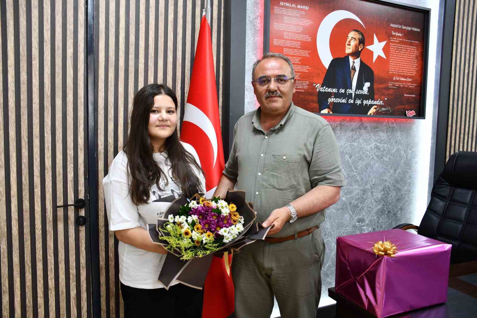 Vezirköprü’nün gururu: Asya Deniz Karakuş, LGS’de Türkiye birincisi oldu 
