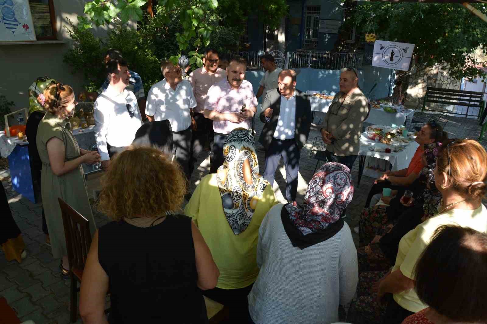 Kaymakam Odabaş, Dereli Köyü’ndeki bal sağım etkinliğine katıldı 
