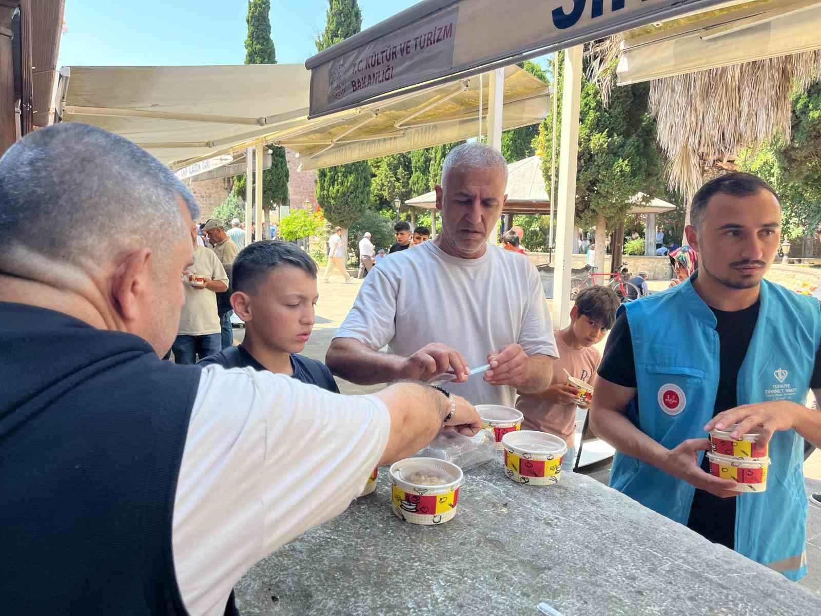 Sinop’ta vatandaşlara aşure ikramı 