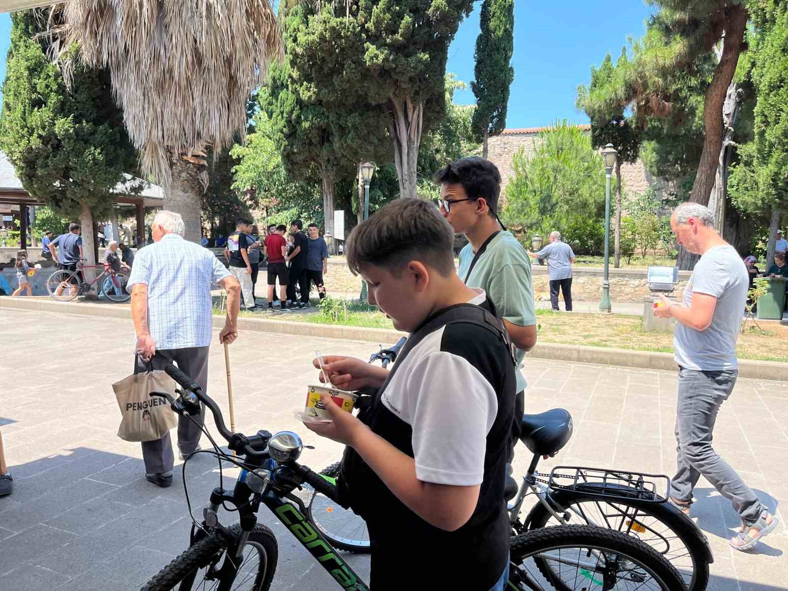 Sinop’ta vatandaşlara aşure ikramı 