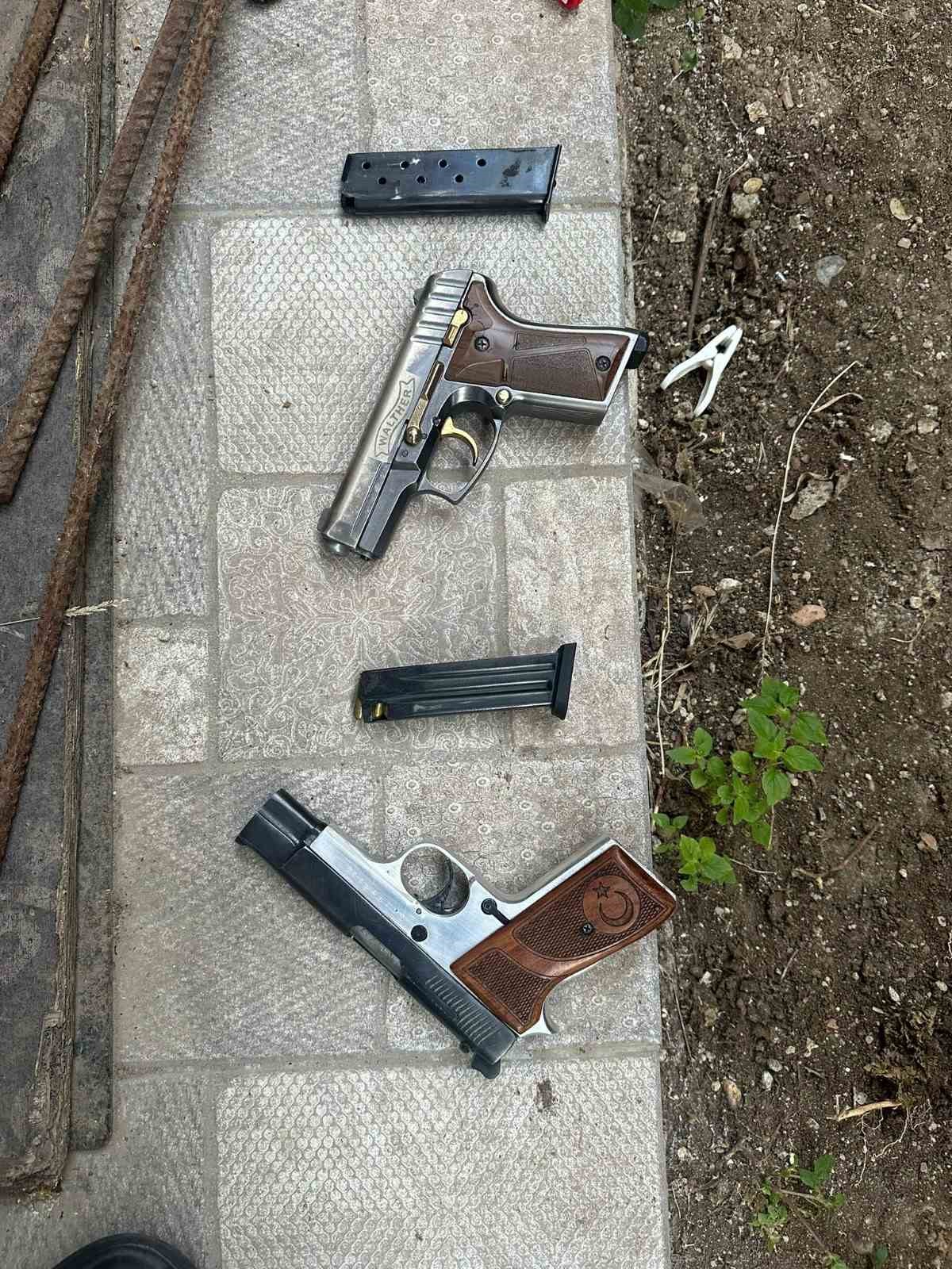 Bakırköy’de motosikletli saldırganlar 2 iş yerini kurşunladı 