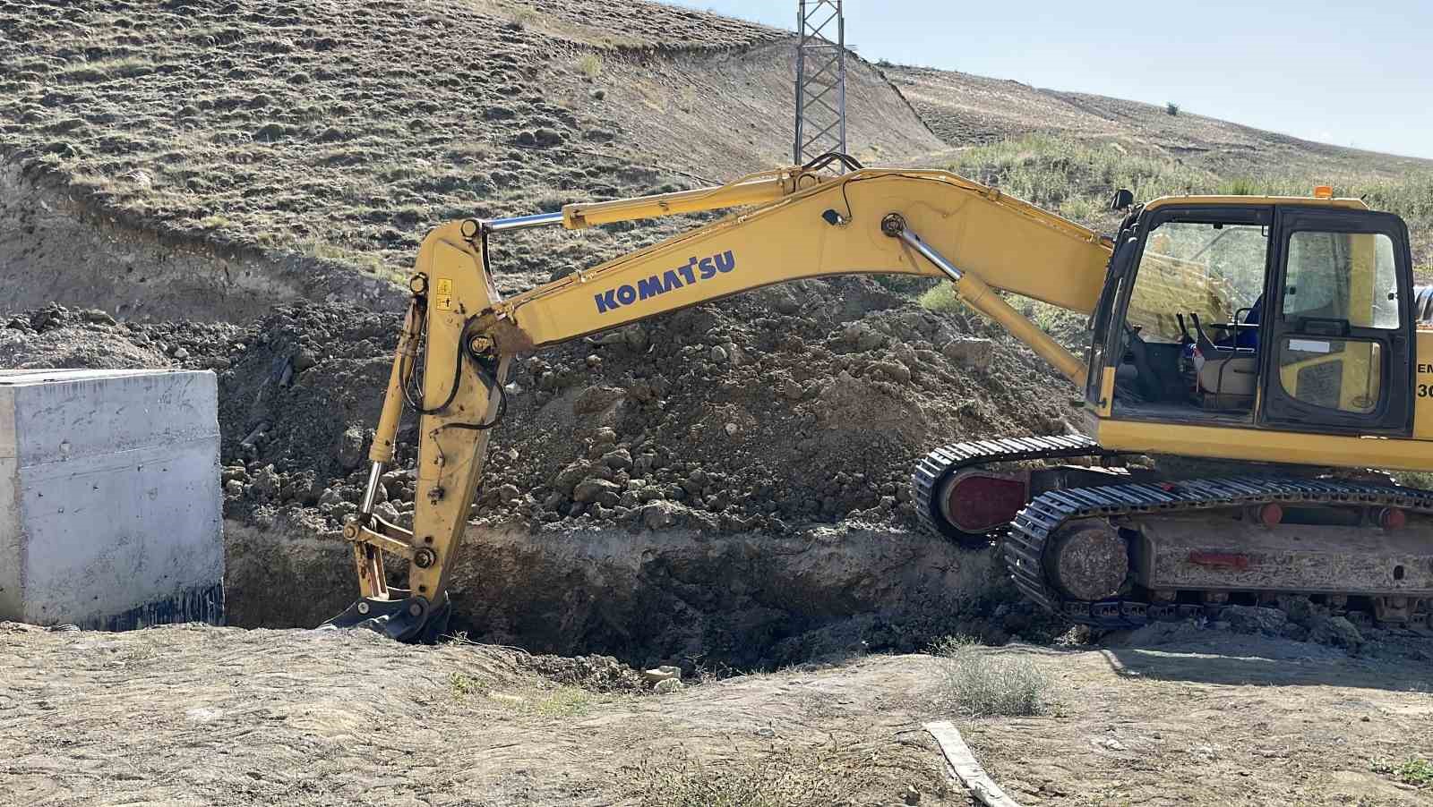 Tünel çevresinde toprak kaydı, 2 işçi göçük altında kaldı 