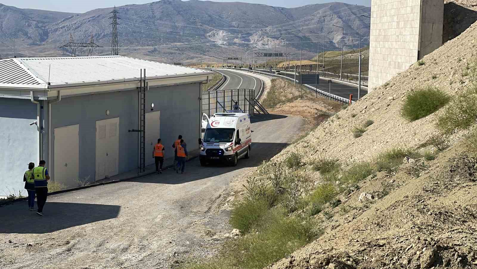 Tünel çevresinde toprak kaydı, 2 işçi göçük altında kaldı 