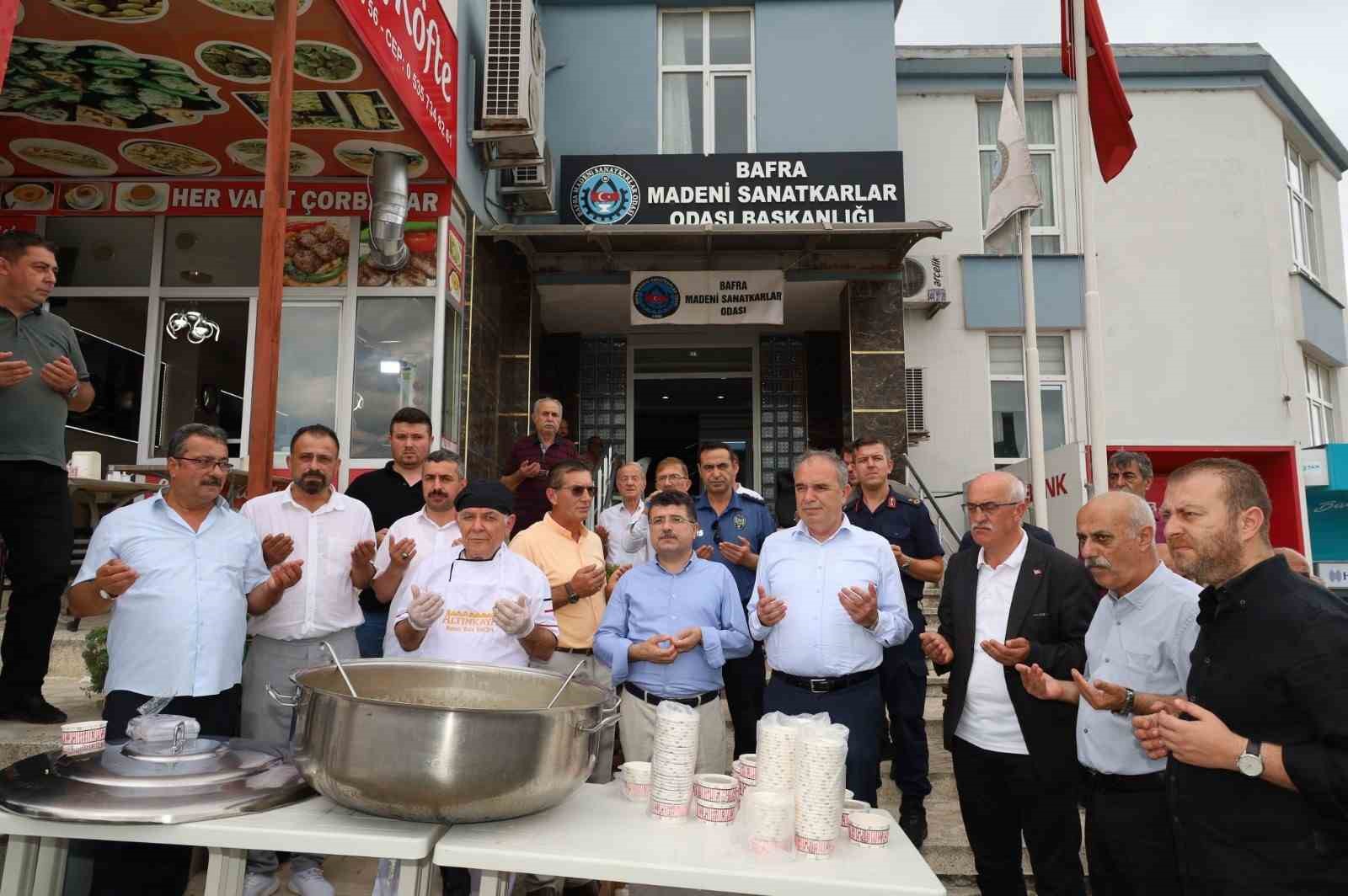 Bafra Madeni Sanatkarlar Odası 2 bin kişiye aşure dağıttı 