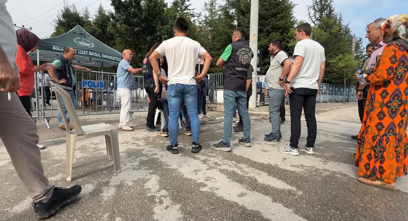 Sanık kürsüsünde bayılan itfaiye erinin kardeşi, duruşma salonunun dışında fenalık geçirdi 