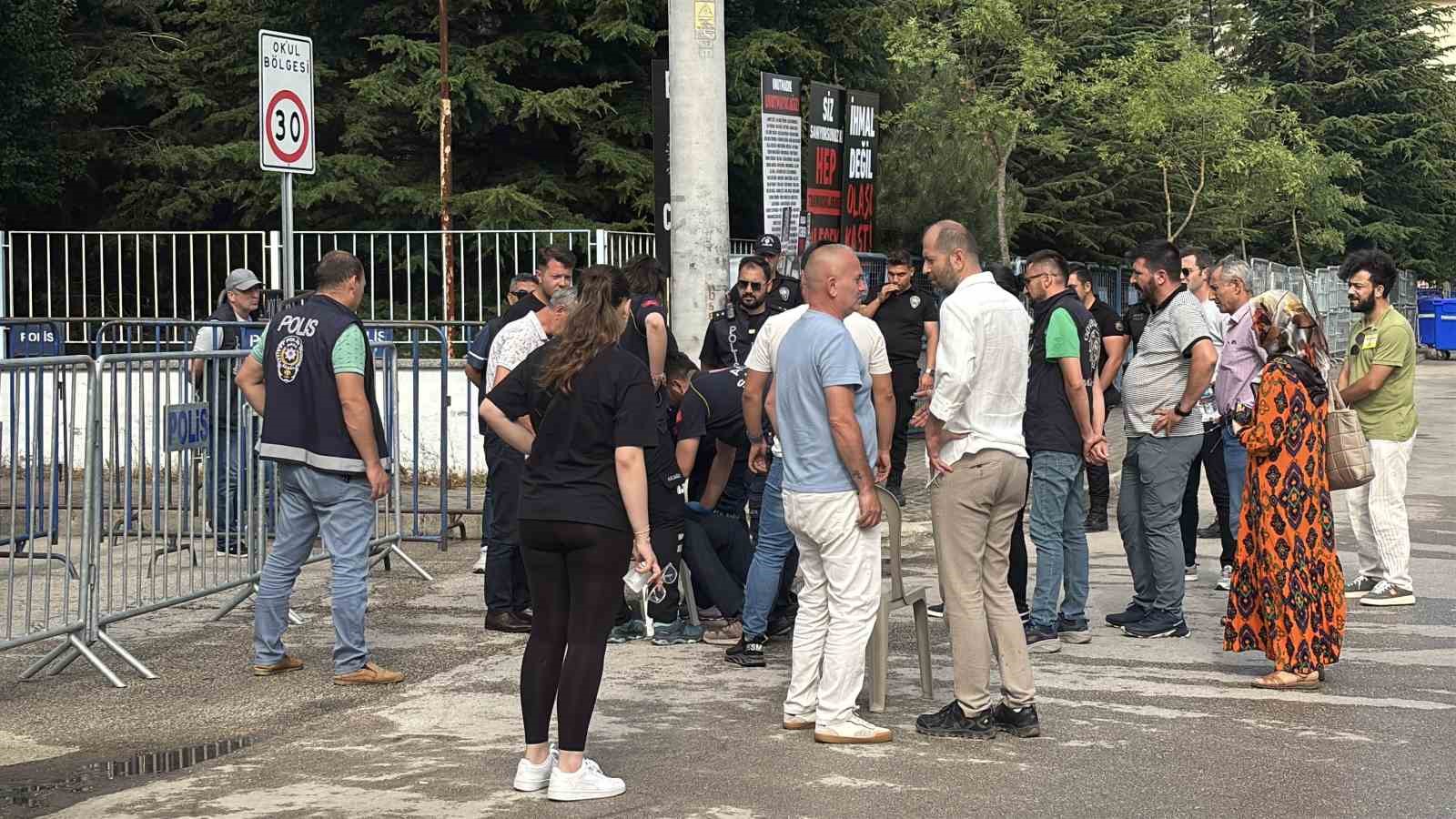 Sanık kürsüsünde bayılan itfaiye erinin kardeşi, duruşma salonunun dışında fenalık geçirdi 
