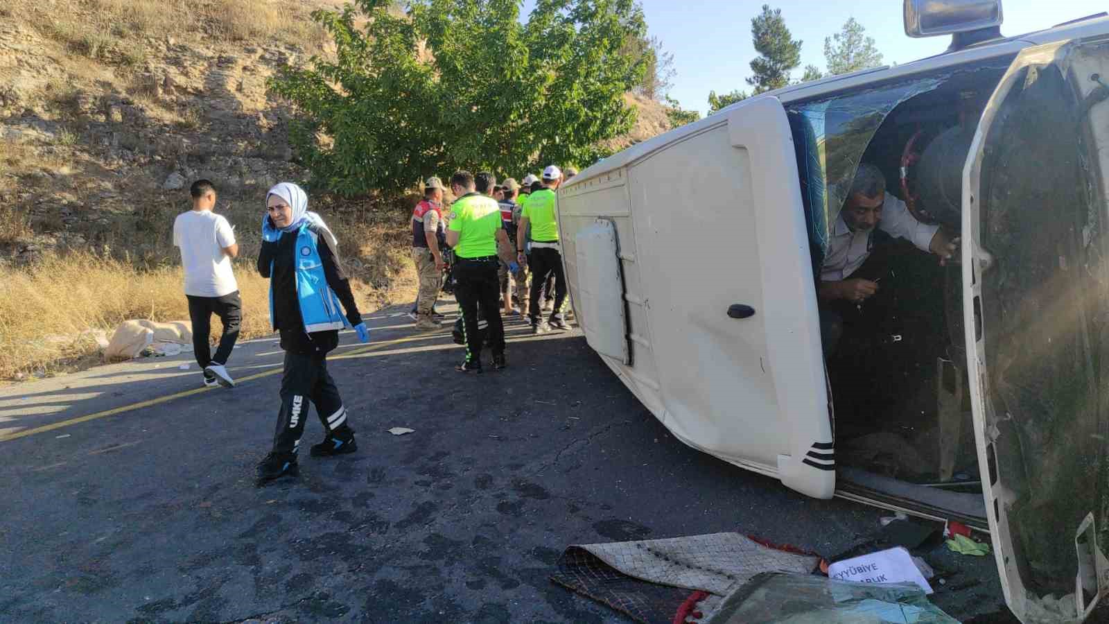 Şanlıurfa’da işçi servisi ile otomobil çarpıştı: 12 yaralı 