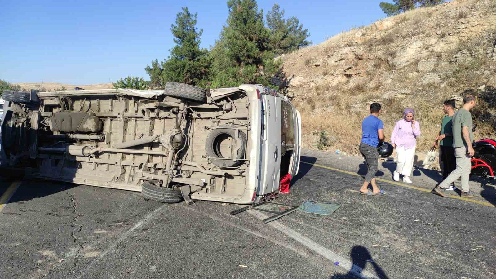 Şanlıurfa’da işçi servisi ile otomobil çarpıştı: 12 yaralı 
