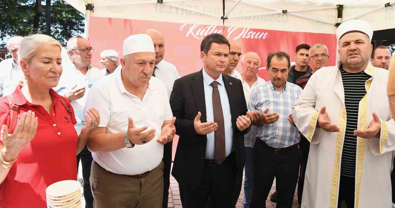 Başkan Aydın vatandaşlara aşure dağıttı 