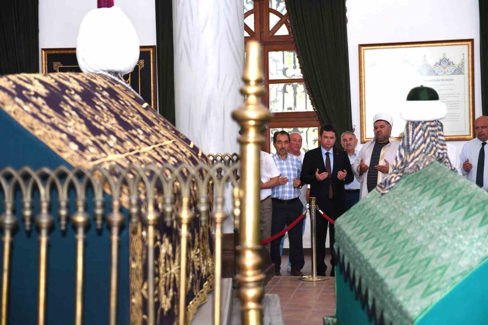 Başkan Aydın vatandaşlara aşure dağıttı 