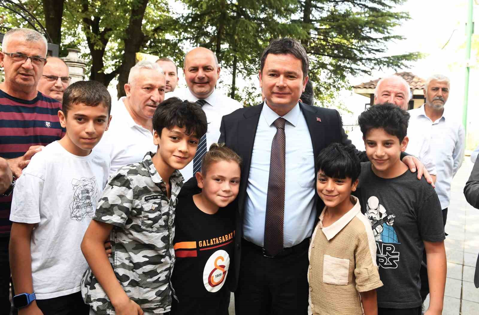 Başkan Aydın vatandaşlara aşure dağıttı 