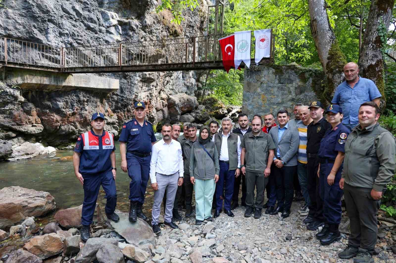 Artvin’de 5 bin kırmızı benekli alabalık doğaya salındı 