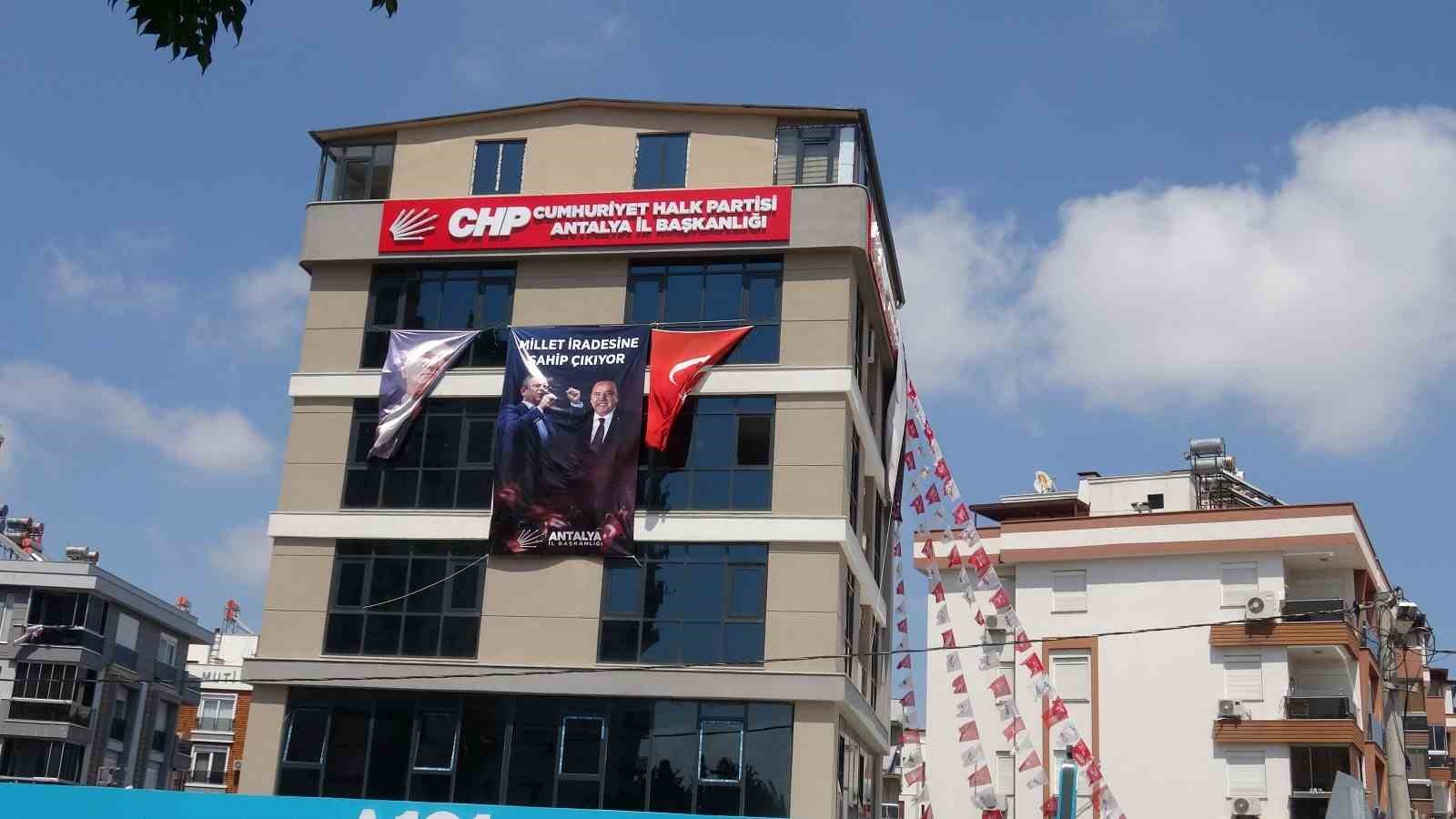 CHP Genel Başkanı Özel’den Antalya’da tutuklu bulunan Böcek’e ziyaret 
