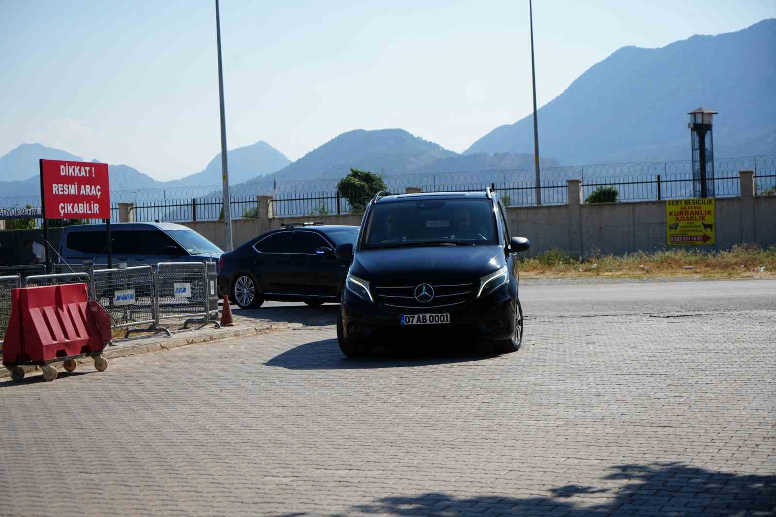 CHP Genel Başkanı Özel’den Antalya’da tutuklu bulunan Böcek’e ziyaret 