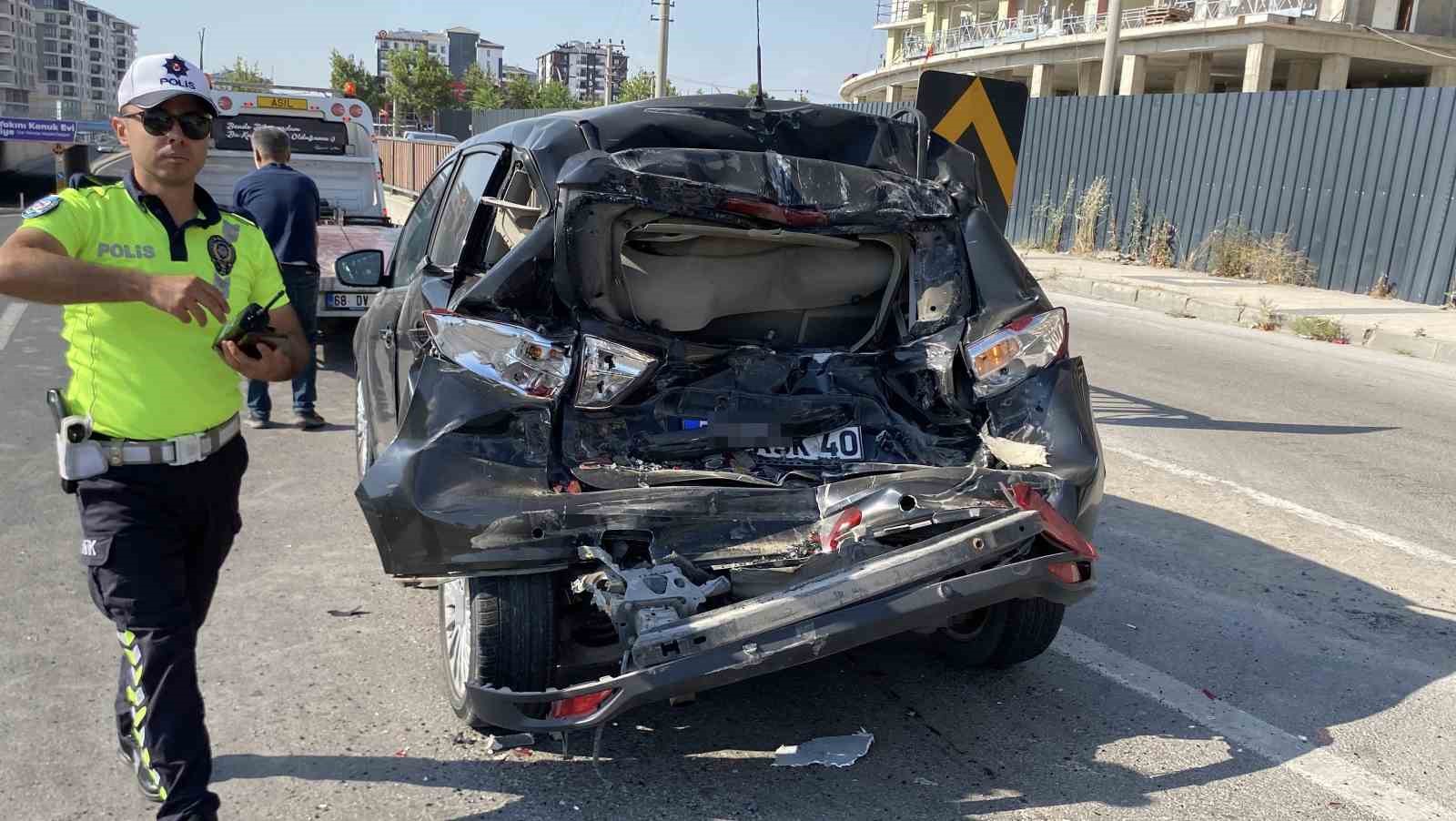 Aksaray’da kamyon otomobile arkadan çarptı: 2 yaralı 
