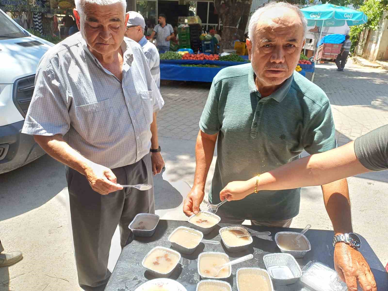 Köşk’te esnaflardan aşure hayrı 