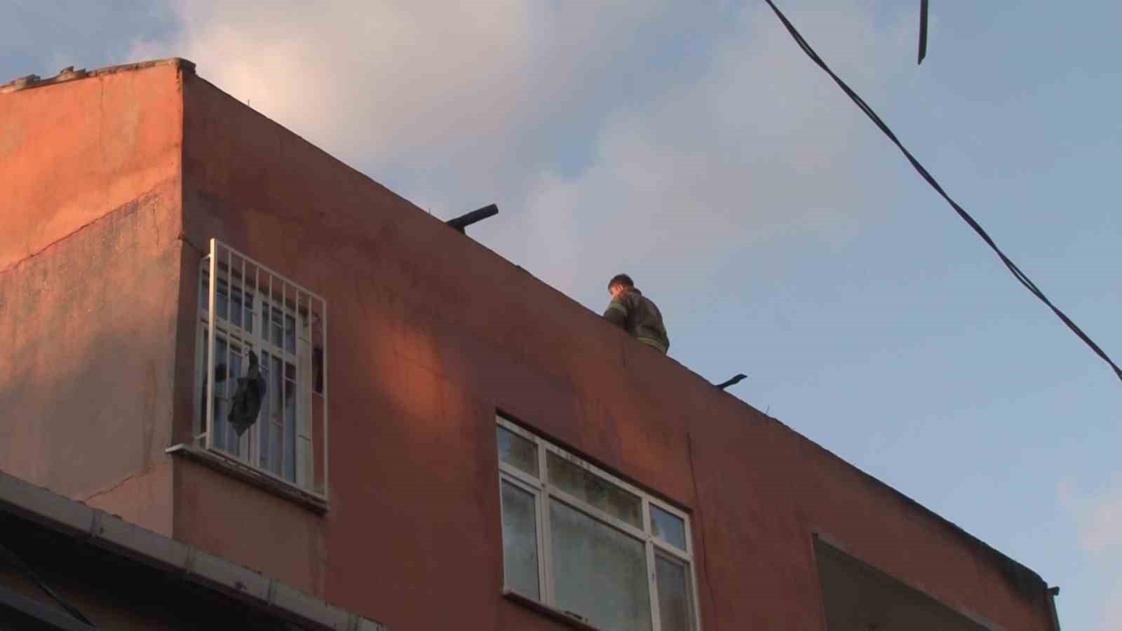 Ümraniye’de 3 katlı binanın çatısında korkutan yangın 