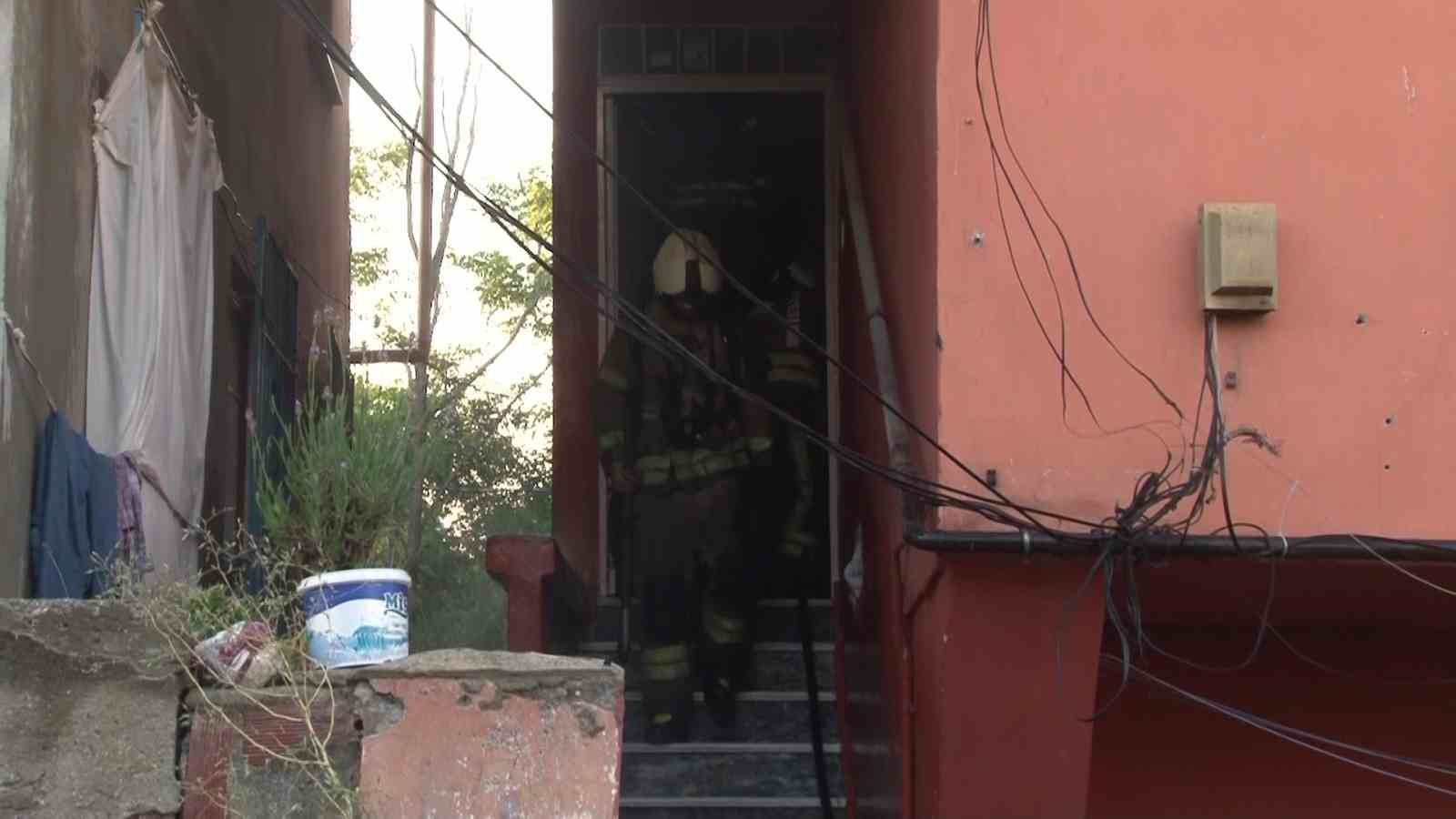 Ümraniye’de 3 katlı binanın çatısında korkutan yangın 
