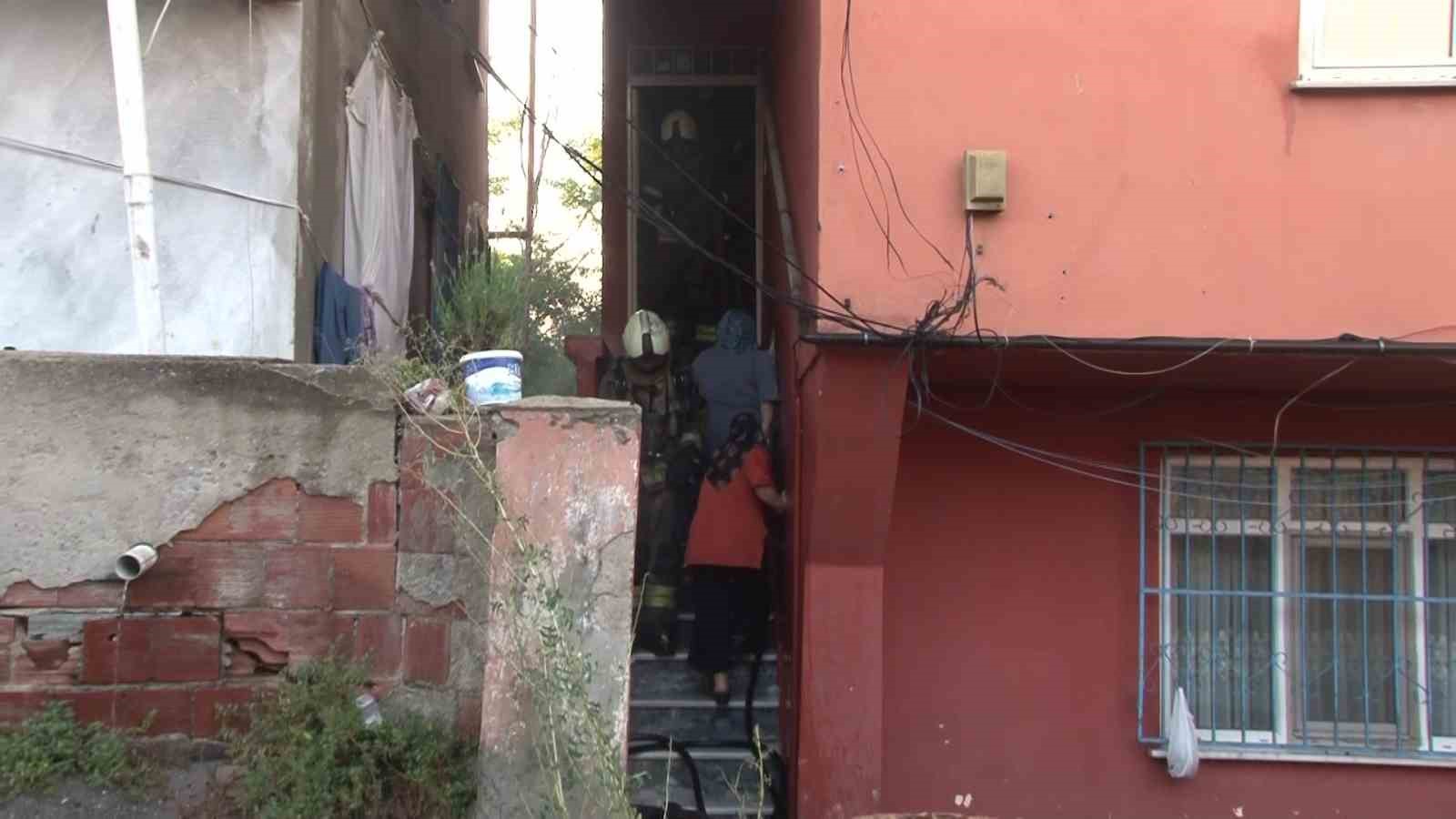 Ümraniye’de 3 katlı binanın çatısında korkutan yangın 